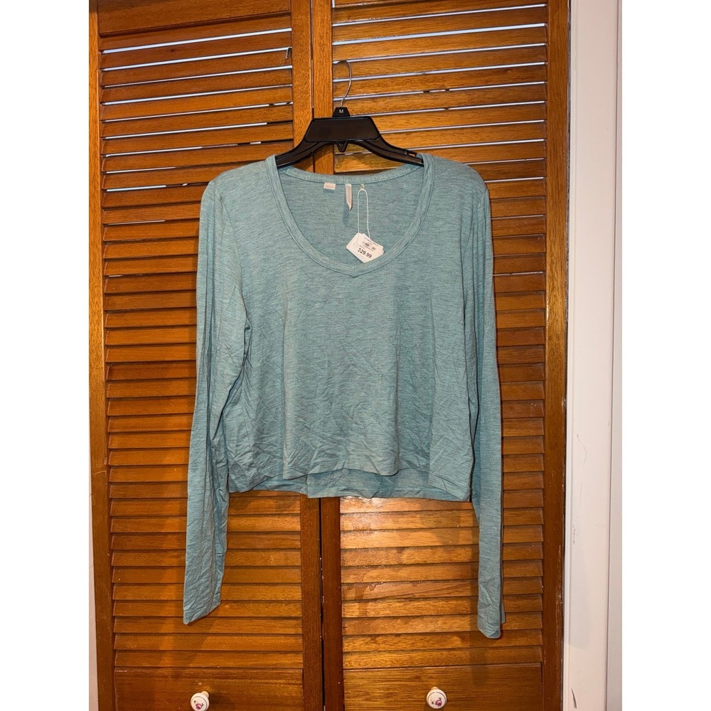 Travis Mathew Womens Long Sleeve Cropped Shirt. Womens Medium (NWOT) - Picture 1 of 4